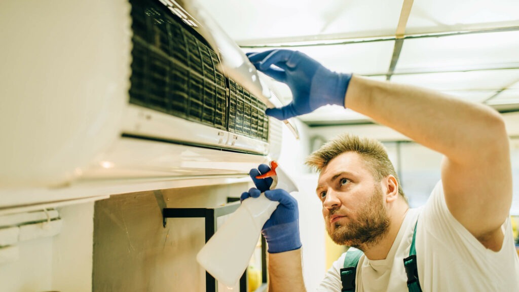 Technicien Envolt entretien climatisation annuel — nettoyage filtre et contrôle fluide frigorigène